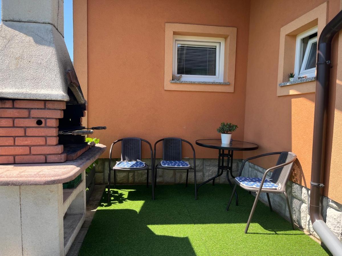 Holiday Home Bozica Licko Lesce Eksteriør billede