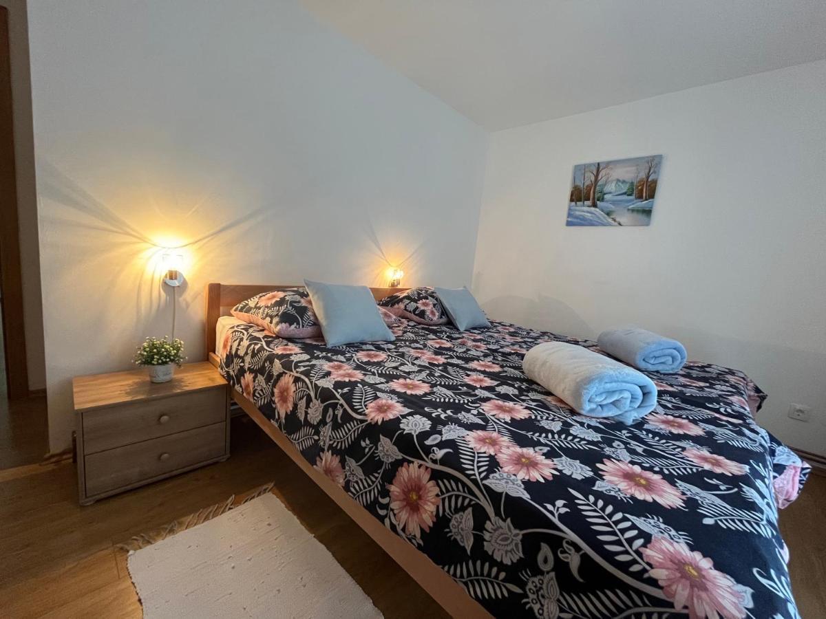 Holiday Home Bozica Licko Lesce Eksteriør billede