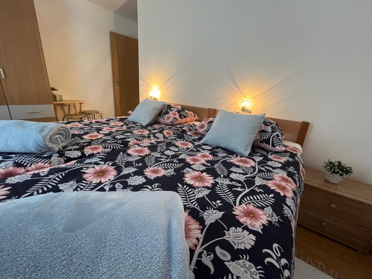 Holiday Home Bozica Licko Lesce Eksteriør billede